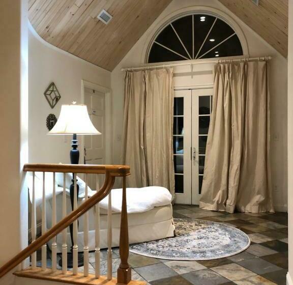 מיטת קינג בסוויטה, Frederick William House