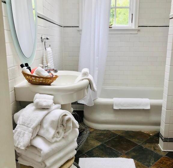 מיטת קינג בסוויטה, Frederick William House