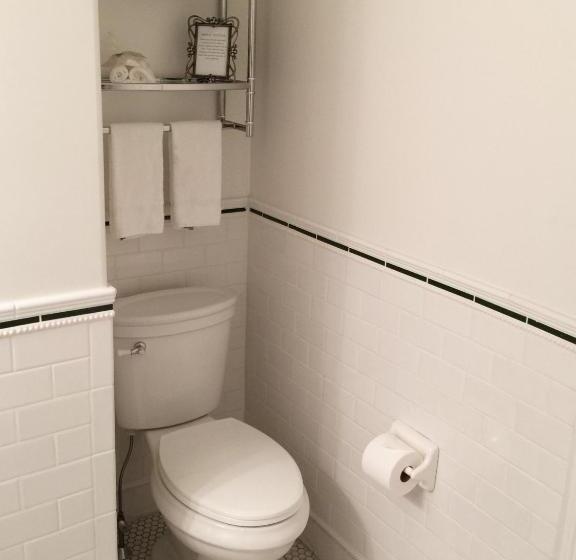 חדר דלוקס, Frederick William House