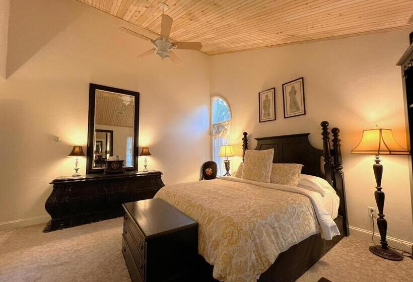 Deluxe Suite King Bed, Frederick William House