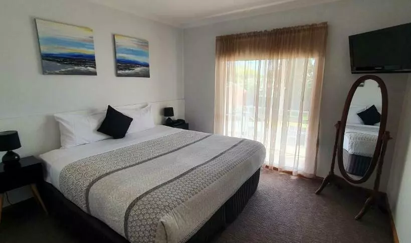 Perhehuone, Centrepoint Motel Deniliquin