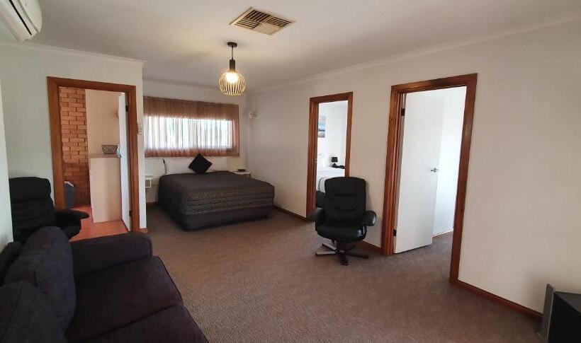 اتاق خانوادگی, Centrepoint Motel Deniliquin