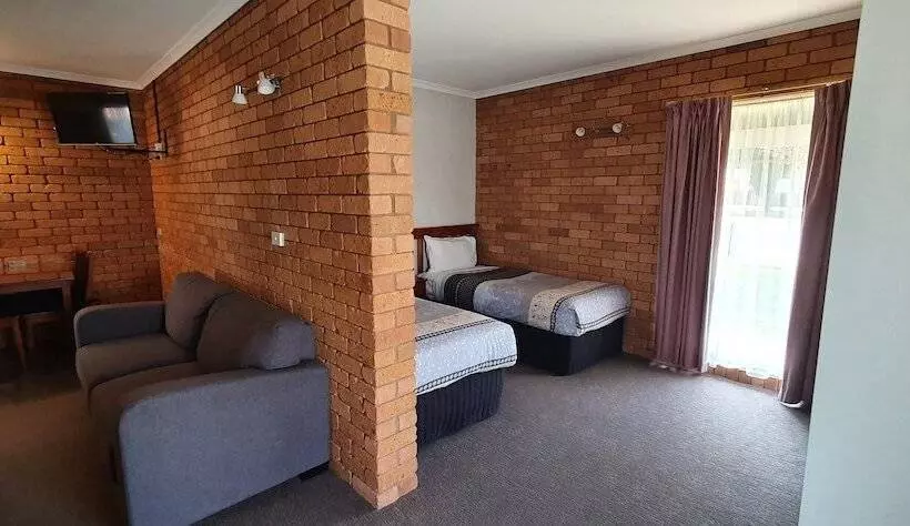 Perhehuone, Centrepoint Motel Deniliquin