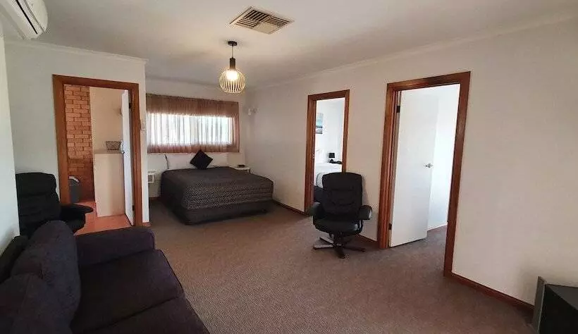 Perhehuone, Centrepoint Motel Deniliquin
