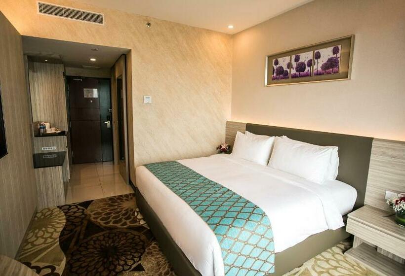 Номер Deluxe, V8