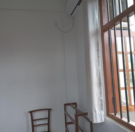 غرفة قياسية مزوَّدة بشُرفة, Windy Hanthana