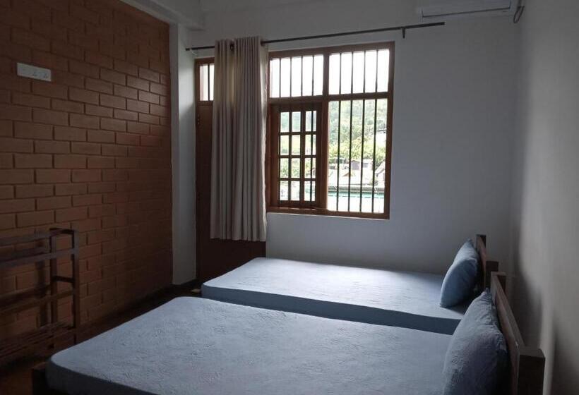 غرفة قياسية مزوَّدة بشُرفة, Windy Hanthana