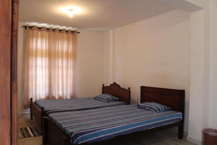 سرير فى غرفة مشتركه, Windy Hanthana