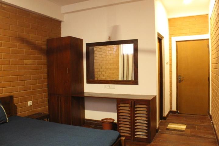 غرفة إقتصادية, Windy Hanthana