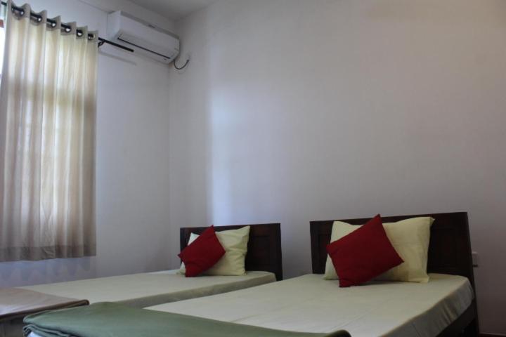 غرفة قياسية مزوَّدة بشُرفة, Windy Hanthana