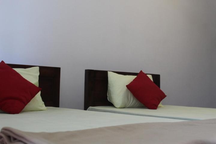 غرفة قياسية مزوَّدة بشُرفة, Windy Hanthana