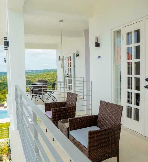 اتاق لوکس با بالکن و چشمانداز دریا, Lavender Moon Villas