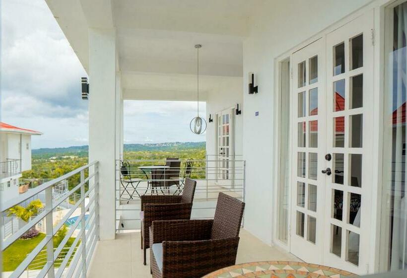 اتاق لوکس با بالکن و چشمانداز دریا, Lavender Moon Villas