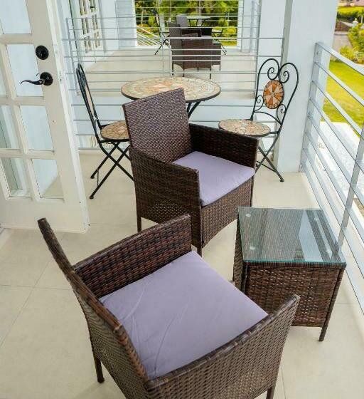 اتاق لوکس با بالکن و چشمانداز دریا, Lavender Moon Villas