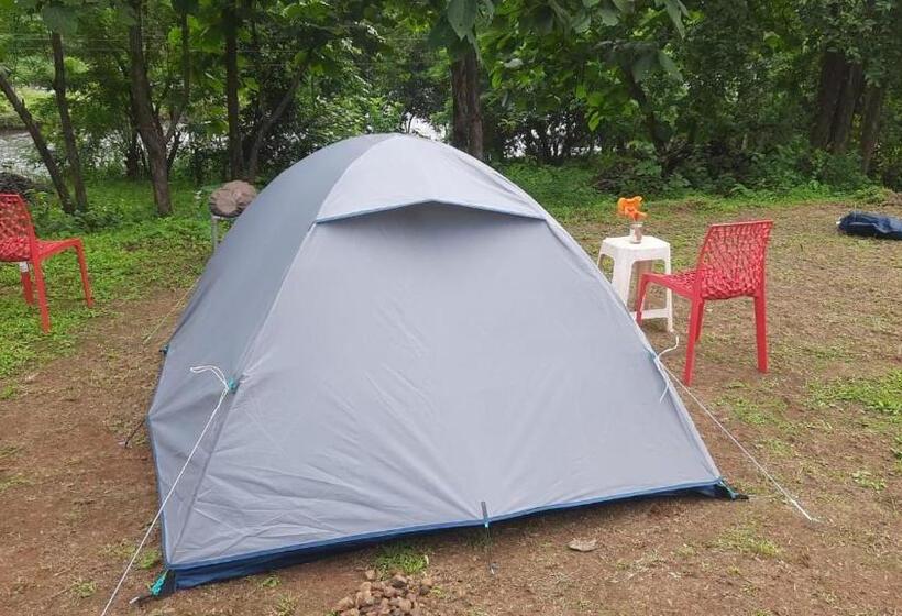 كوخ قياسي, The Farm Retreat