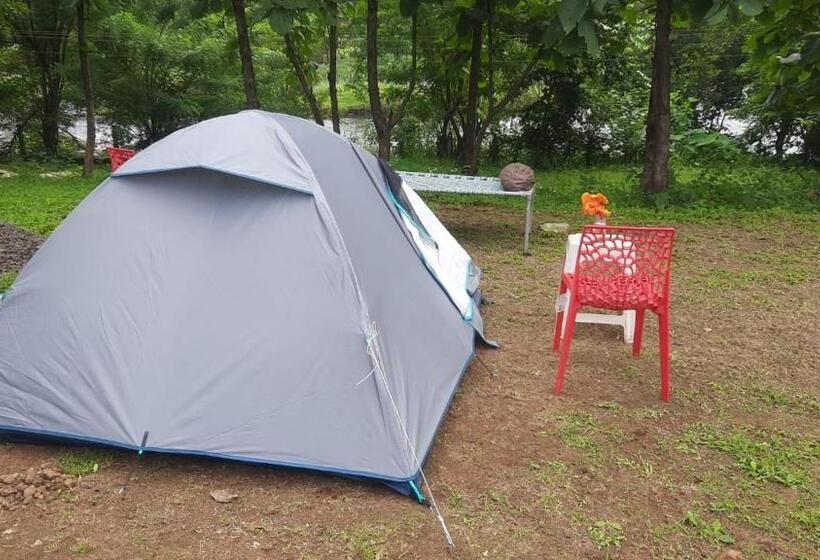 كوخ قياسي, The Farm Retreat