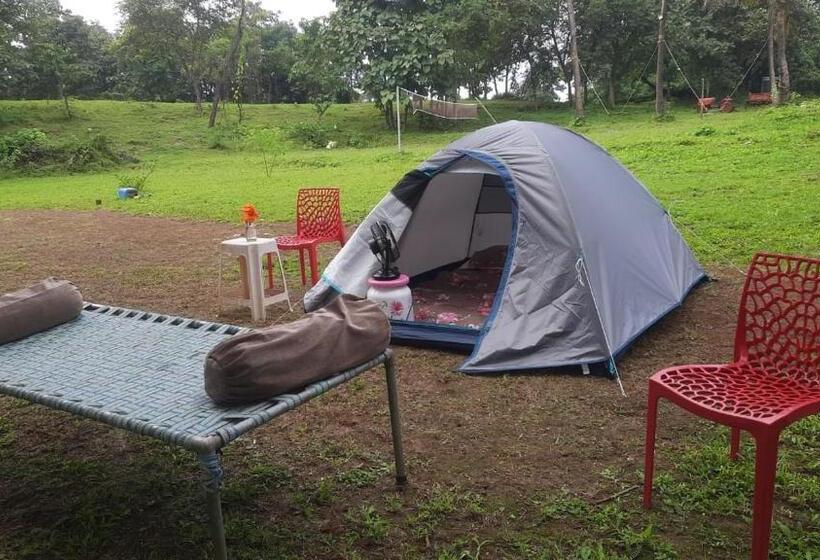 كوخ قياسي, The Farm Retreat