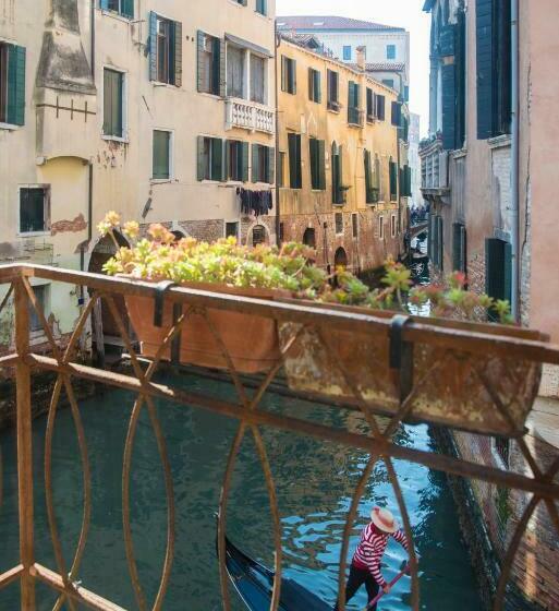 اتاق استاندارد با بالکن, Tre Sestieri Terrace   Canal View 2024