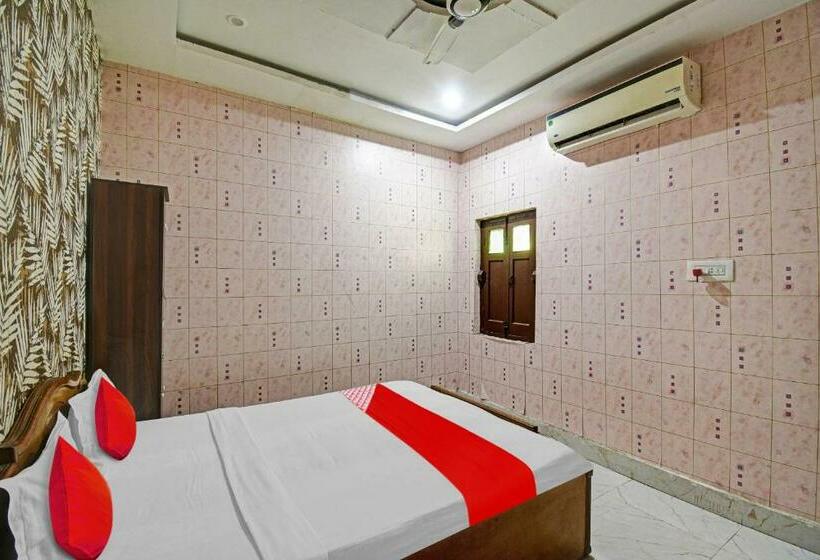 חדר קלאסי לשלושה, Collection O Hindustan Vila