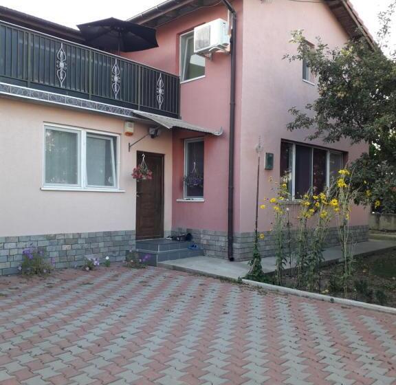 اتاق خانوادگی, Vila Roz
