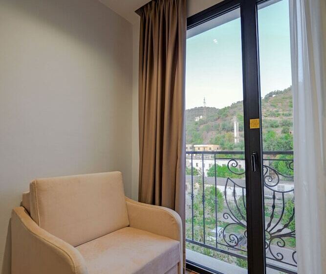 חדר דלוקס, Central