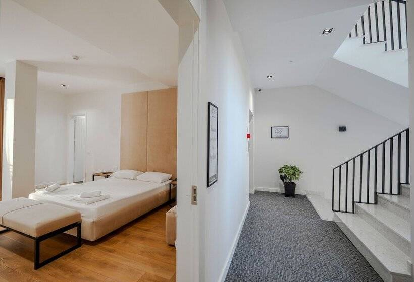 חדר דלוקס, Central