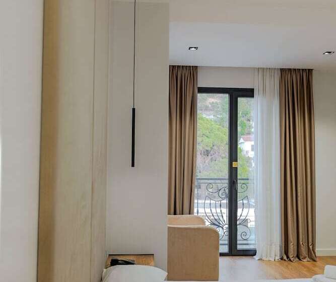 חדר דלוקס, Central