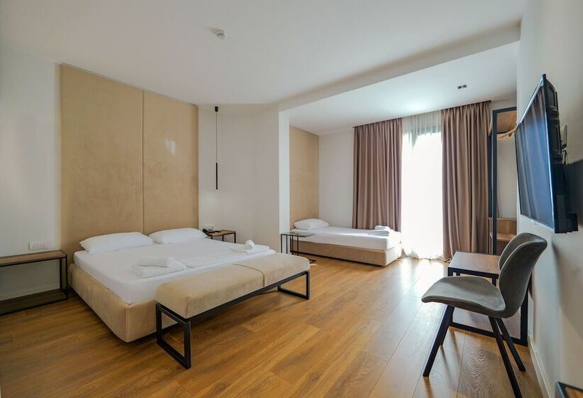 חדר דלוקס לשלושה, Central