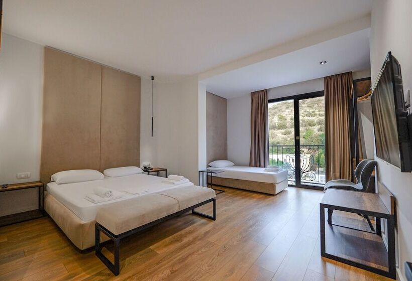 חדר דלוקס לשלושה, Central