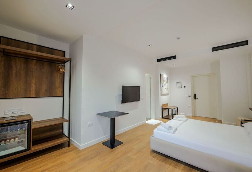 חדר דלוקס לשלושה, Central