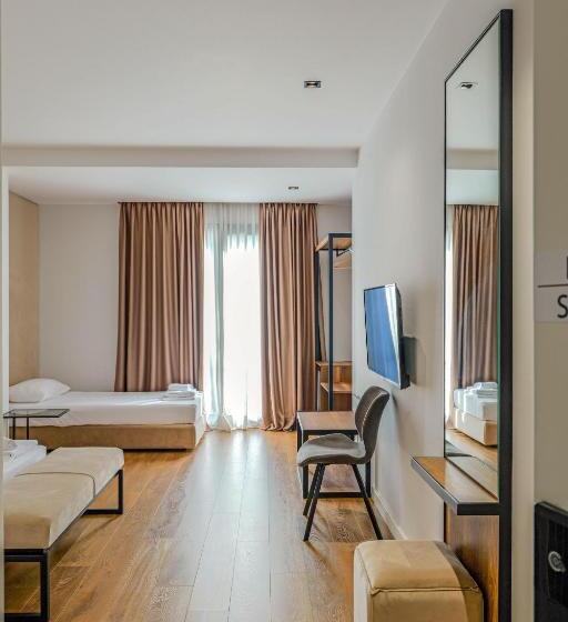 חדר דלוקס לשלושה, Central