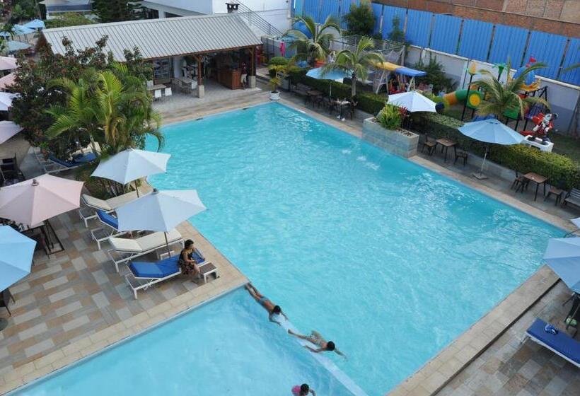 سوییت با چشمانداز استخر, Hôtel Sky Blue Mada