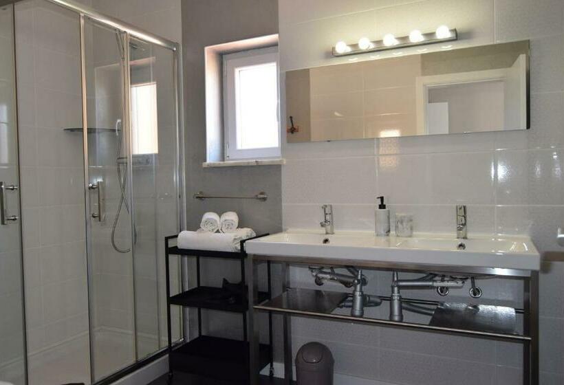 اتاق استاندارد, Family House