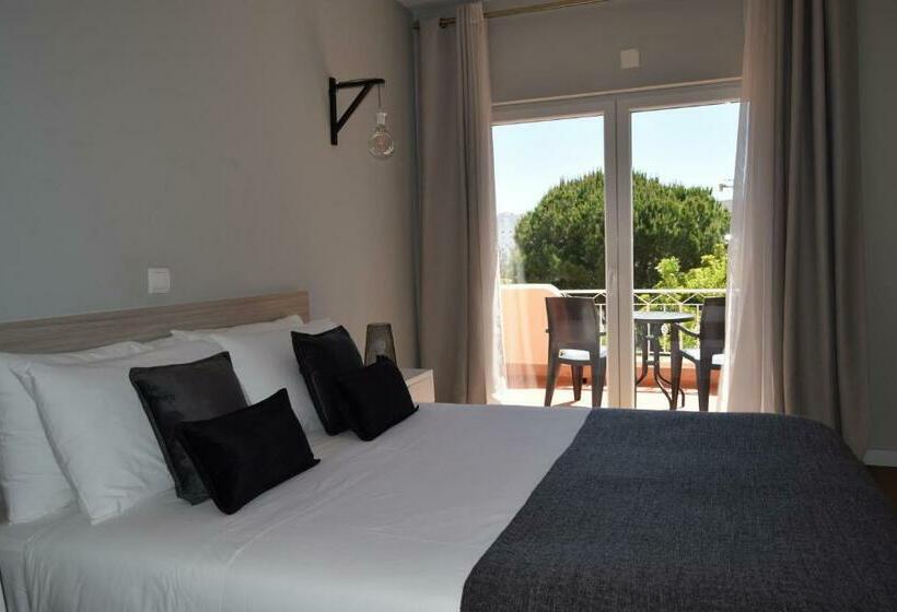 غرفة قياسية, Family House