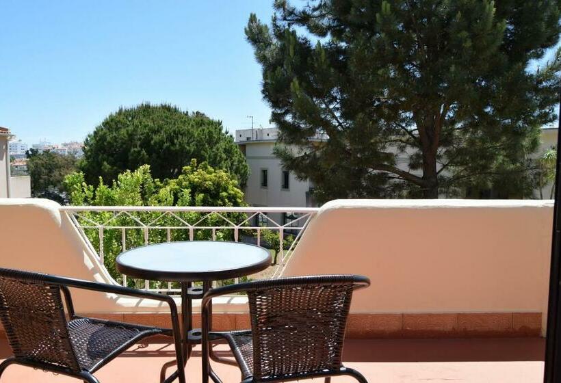 اتاق استاندارد, Family House