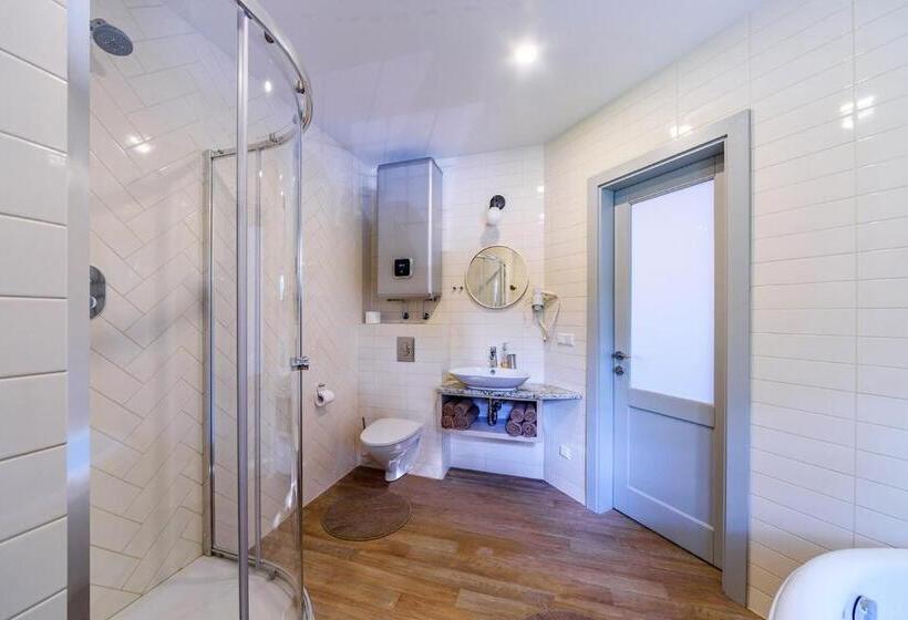 اتاق سوپریور, Olando Kepure