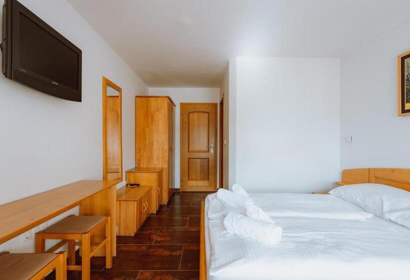 اتاق سوپریور, Lukov Dom Kope