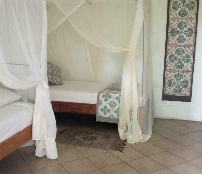 اتاق اکونومی, Fawlty Towers Accommodation & Activities