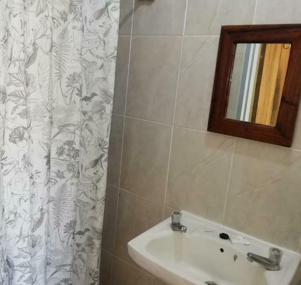 اتاق اکونومی, Fawlty Towers Accommodation & Activities