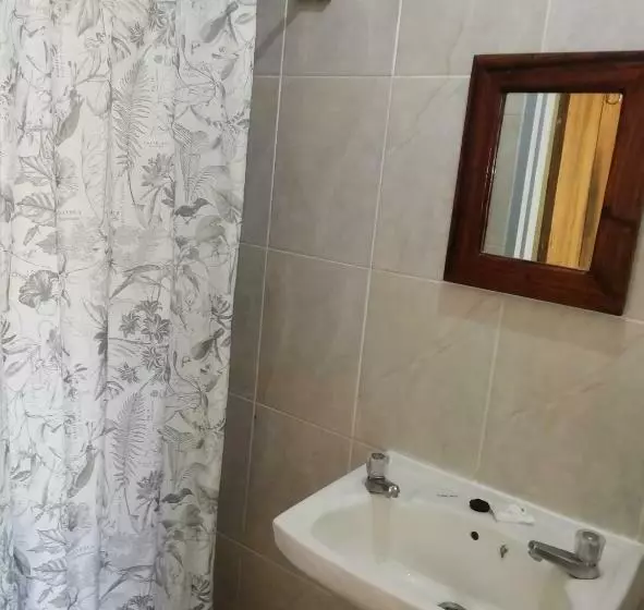 اتاق اکونومی, Fawlty Towers Accommodation & Activities