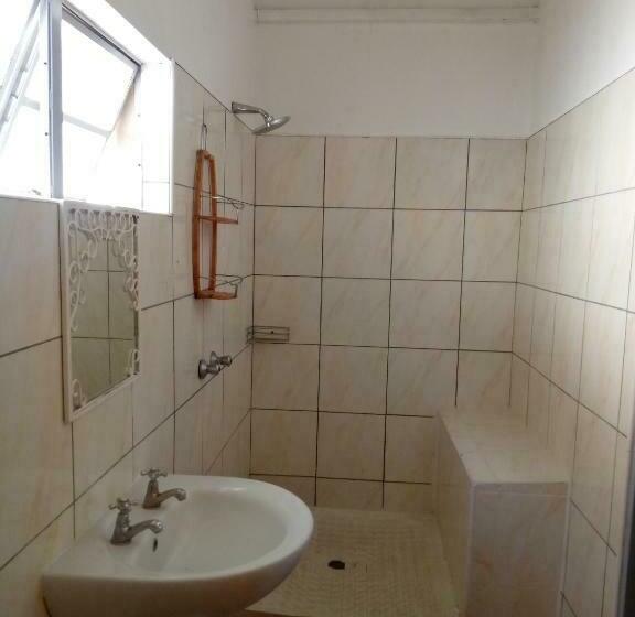 اتاق لوکس, Fawlty Towers Accommodation & Activities