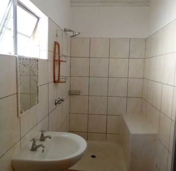 اتاق لوکس, Fawlty Towers Accommodation & Activities