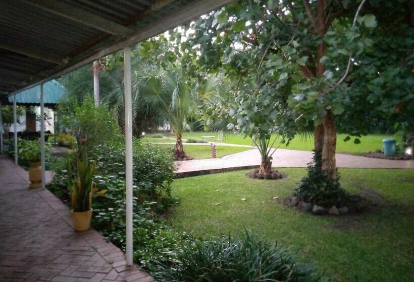 اتاق لوکس, Fawlty Towers Accommodation & Activities