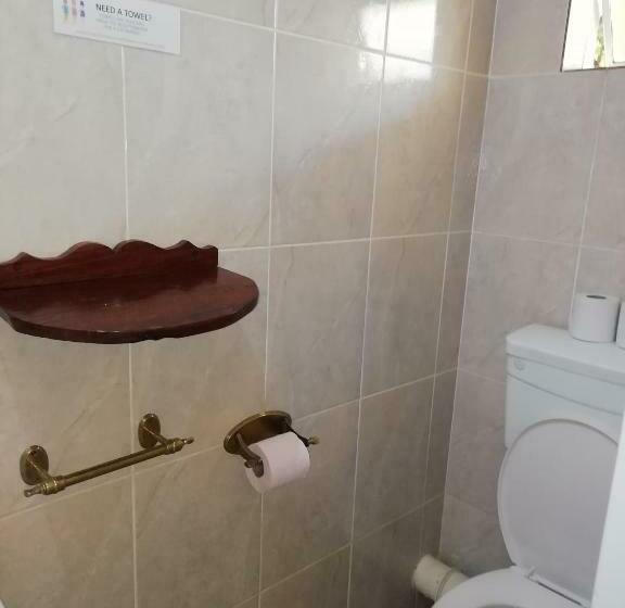 اتاق اکونومی, Fawlty Towers Accommodation & Activities