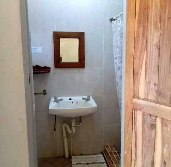 اتاق اکونومی, Fawlty Towers Accommodation & Activities