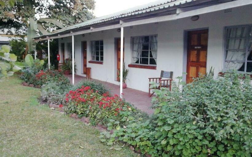 اتاق لوکس, Fawlty Towers Accommodation & Activities