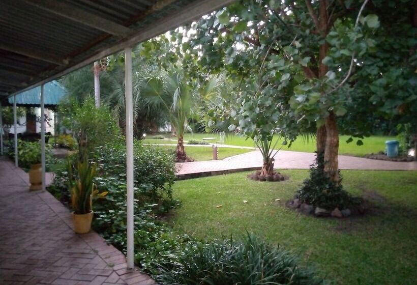 اتاق لوکس, Fawlty Towers Accommodation & Activities