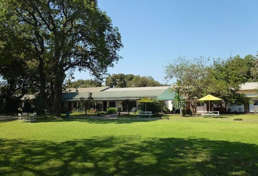 اتاق لوکس, Fawlty Towers Accommodation & Activities