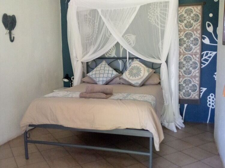 اتاق اکونومی, Fawlty Towers Accommodation & Activities