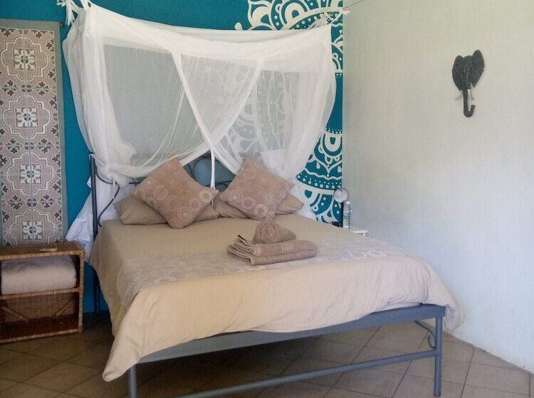 اتاق اکونومی, Fawlty Towers Accommodation & Activities